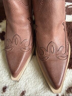NWOT Dolce Vita Brown Pointed-Toe Western Ankle Booties..BEAUTIFUL AND VERSATILE